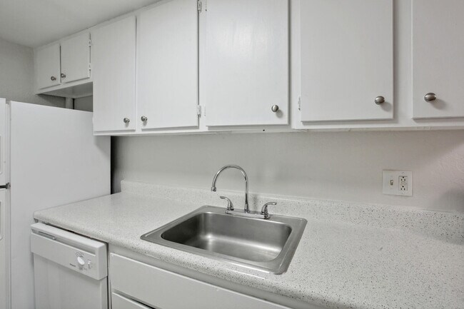 Building Photo - Lakeridge Terrace Apartments