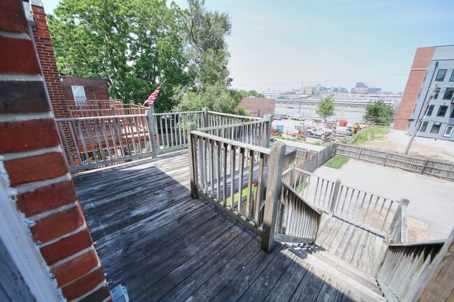 Building Photo - 2325 1/2 B Hickory St.