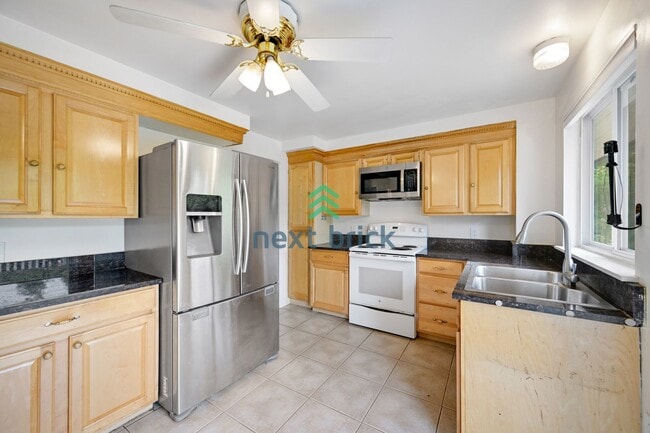 Building Photo - Beautiful Single Family House Bellevue Ava...