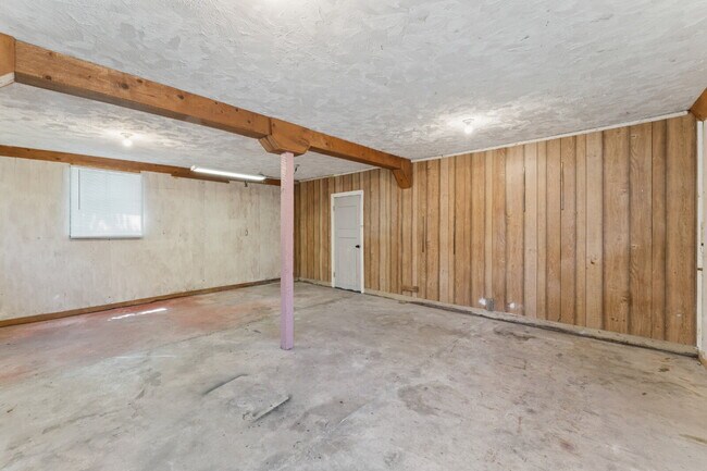 Building Photo - Welcome home to this stunning, light-filled rental that truly has it all! Featuring huge living s...