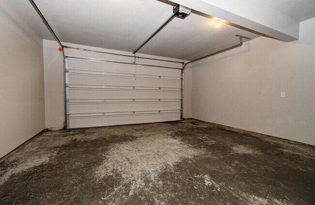 Building Photo - Beautiful Townhouse with Easy Access to Ev...