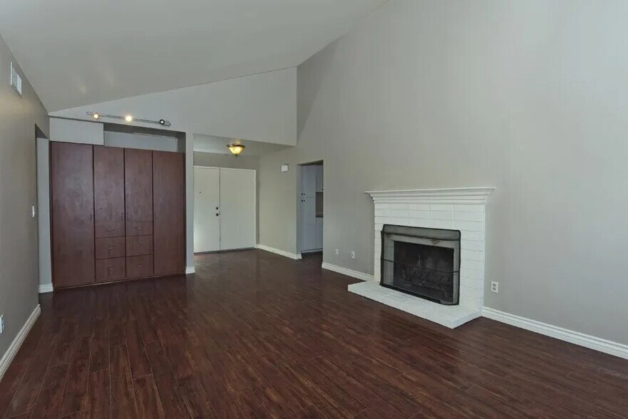 Building Photo - 402 Paseo Alegre