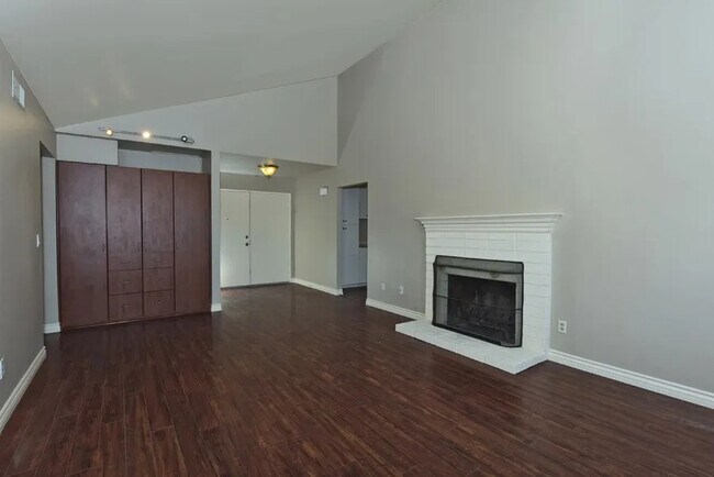 Building Photo - 402 Paseo Alegre