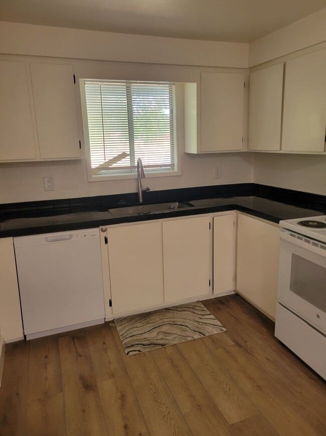 Building Photo - 3 bed/2 bath