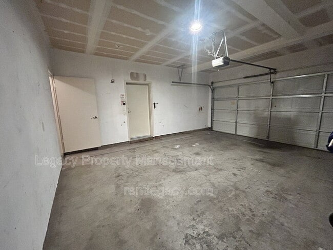 Building Photo - 5350 Dunlay Dr