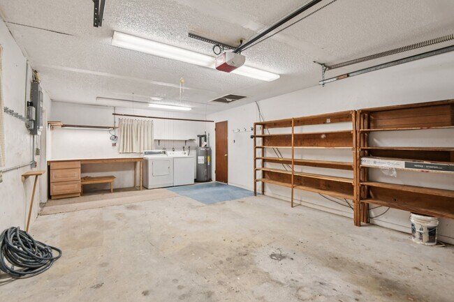 Building Photo - 4704 Queen Palm Dr