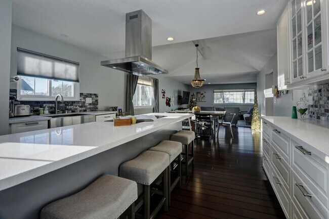 Primary Photo - 870 E Empire St