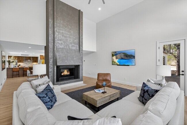 Building Photo - 820 Broken Arrow