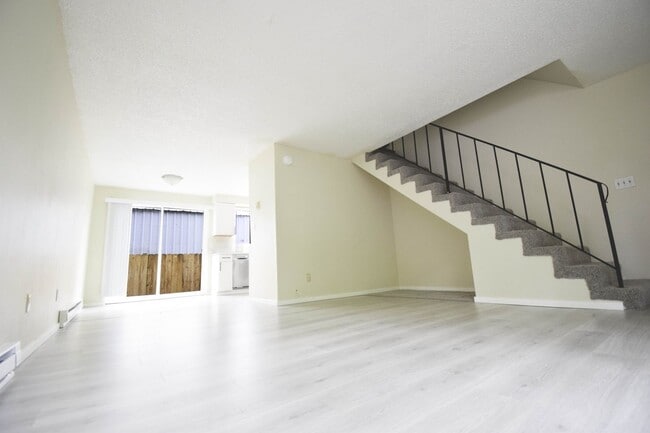 Building Photo - Newly Updated 2 BR Townhouse Apartment in ...