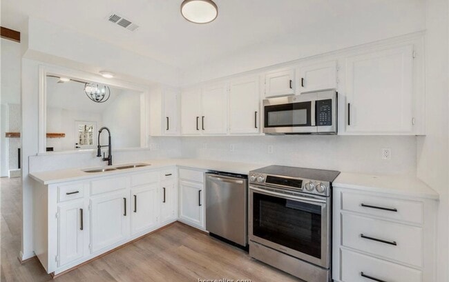 Building Photo - College Station - 3 bedroom - 2 bath house with garage and fenced back yard.