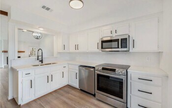 Building Photo - College Station - 3 bedroom - 2 bath house with garage and fenced back yard.