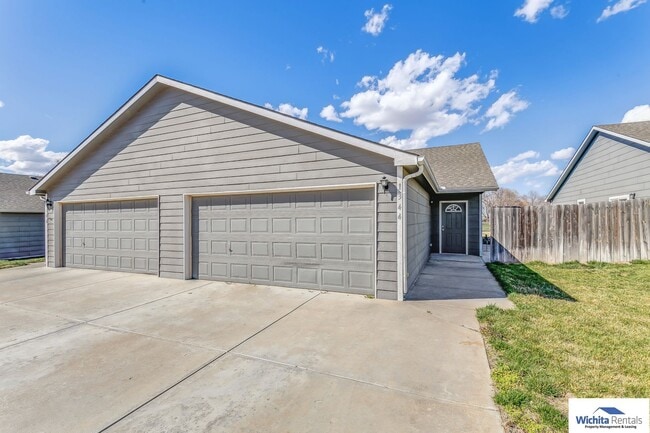 Primary Photo - 3 bedroom, 2 bath duplex