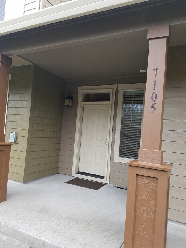 Building Photo - Beautiful Townhome in perfect location, only minutes from I-5