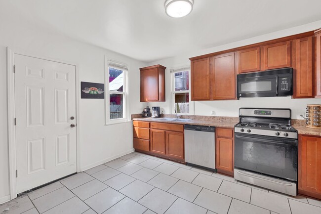 Building Photo - Cozy Home - South Side Flats