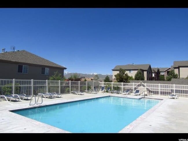 Building Photo - Beautiful Ground Floor 3-Bed 2-Bath Condo ...