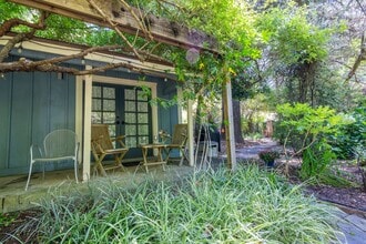 Building Photo - 550 square foot Fully Furnished short term...