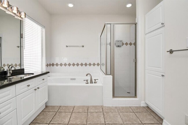 Building Photo - 803 Rosine St