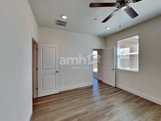 Building Photo - 854 English Primrose St
