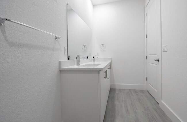 Building Photo - 15633 Lakeland Cir