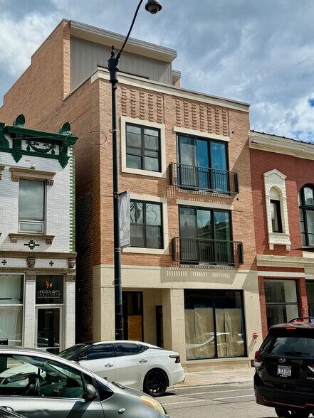 Primary Photo - 2445 N Lincoln Ave