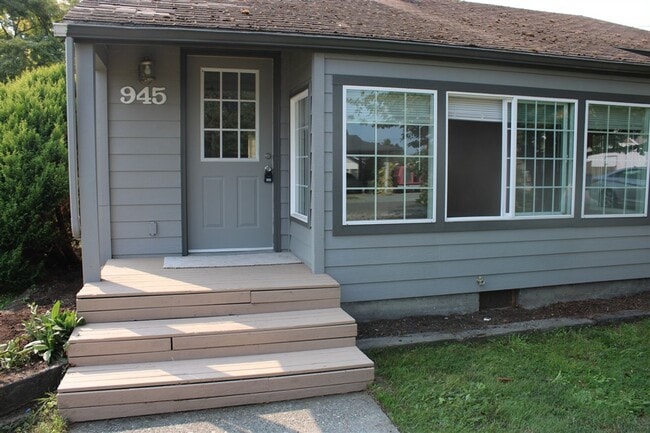 Building Photo - 3 Bedroom, 1.5 Bathroom House! Available now!
