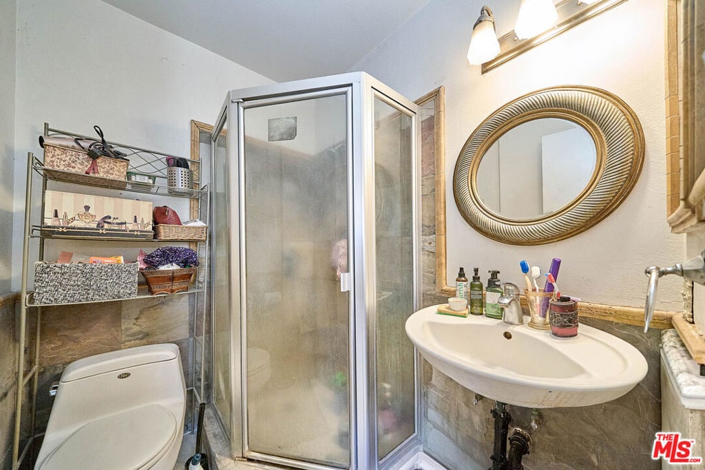 Building Photo - 219 N Isabel St