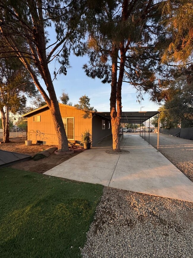 Building Photo - Rental Home with a huge yard