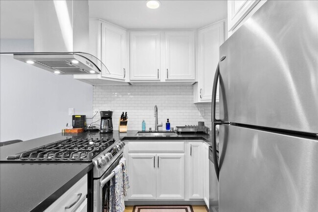 Building Photo - 1 Bed/1 Bath + 2 Parking Spaces and Walking Distance to Beach