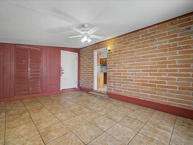 Building Photo - Charming 3-Bedroom Home with Spacious Yard & Versatile Storage!