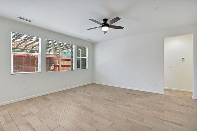 Building Photo - MOVE IN READY!! 3 BEDROOM 2 BATH HOME