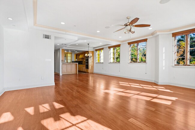 Building Photo - 985 N Michillinda Ave