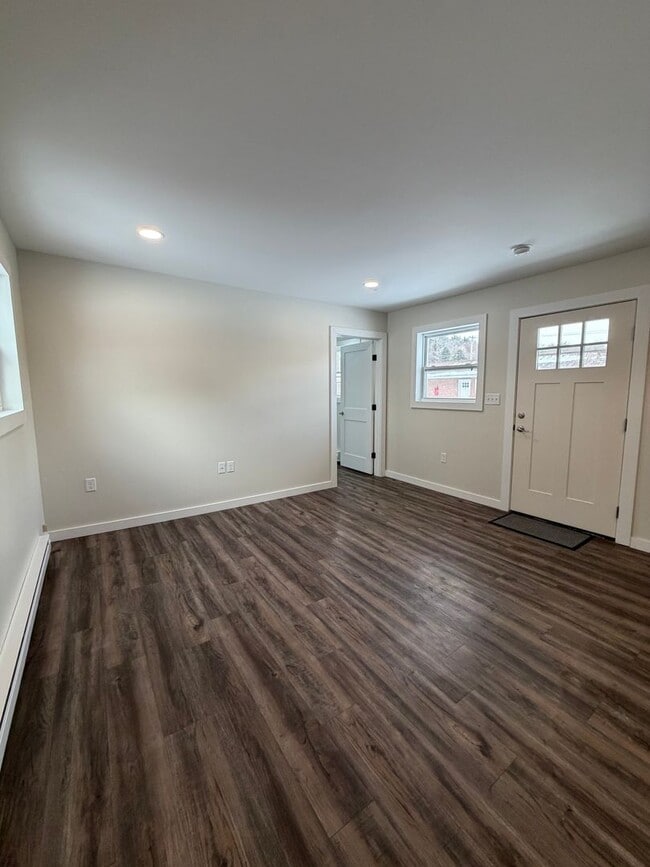 Building Photo - Beautifully remodeled and completed 1 bedroom apartment. FREE MONTH OF RENT!*
