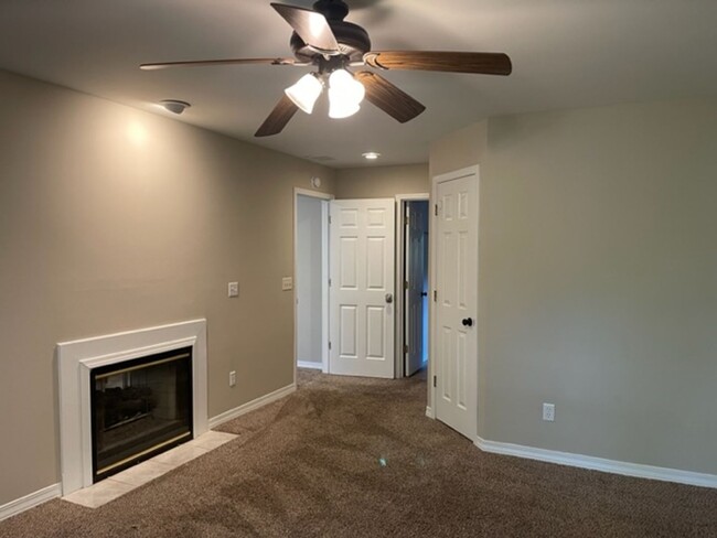 Building Photo - 3 Bed, 2 Bath $1,495.00!