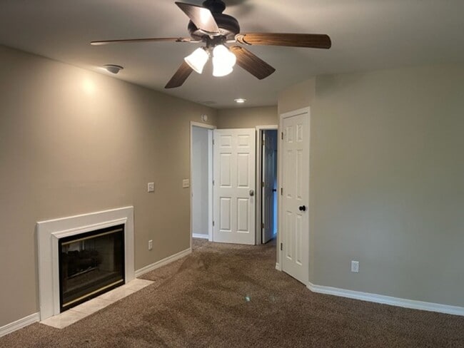 Building Photo - Southeast Home, Glendale Schools!
