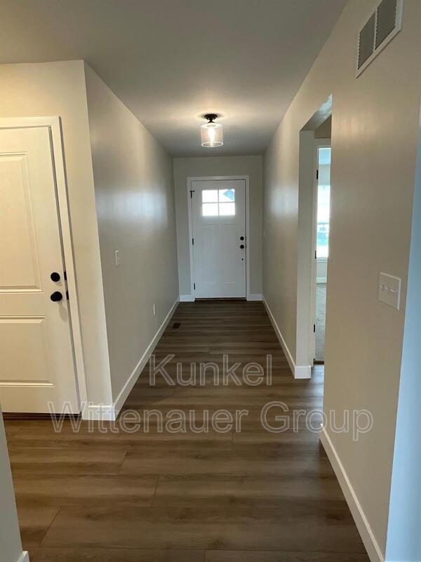 Building Photo - 812 Applewood Creek Dr
