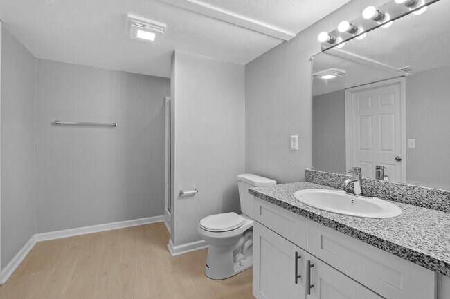 Building Photo - Modern 3-Bed, 2.5-Bath Apartment with Granite Kitchen & New Appliances!