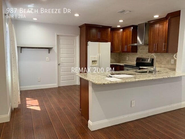 Building Photo - 987 Beach Breeze Dr