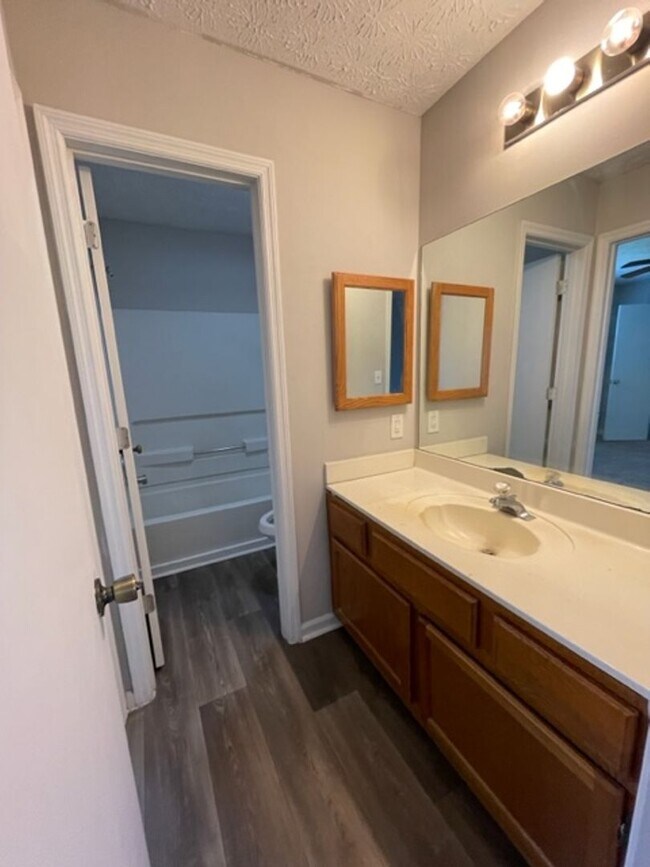 Building Photo - 3 Bedroom Home Available !