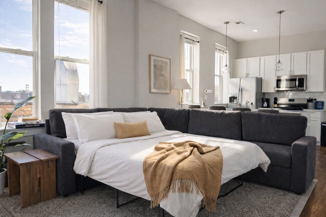 Building Photo - 736 N Throop St