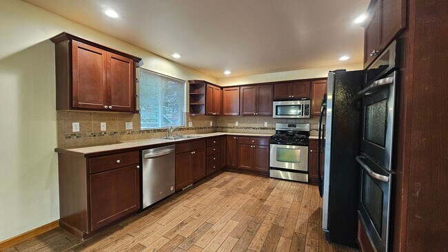 Building Photo - Large 4 Bed pet friendly Home in Yelm avai...