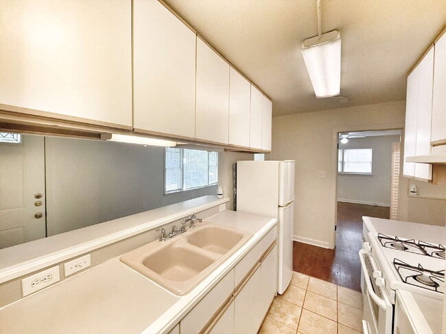 Building Photo - Unbeatable Location – Walk to the Comal Ri...