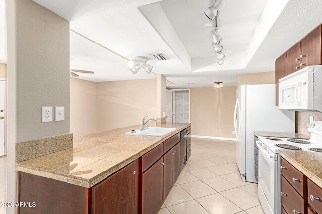 Building Photo - 1049 E Carter Dr