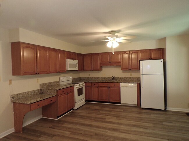 Building Photo - Three Bedroom Townhouse Conveniently Located In Springfield