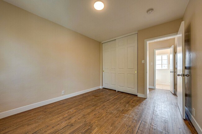 Building Photo - Charming & Convenient Living in the Heart of Downtown Las Vegas