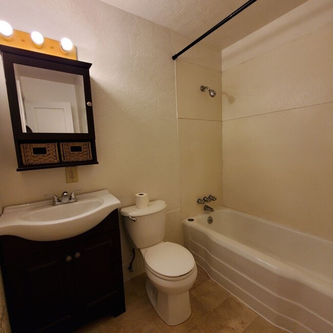 Building Photo - Cozy 2 Bed, 1 Bath Home close to Burkhart ...