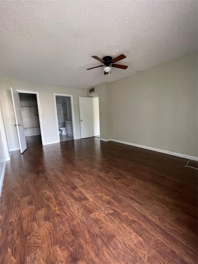 Building Photo - 4158 Inverrary Dr