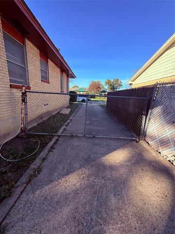 Building Photo - 914 Bandera Ln