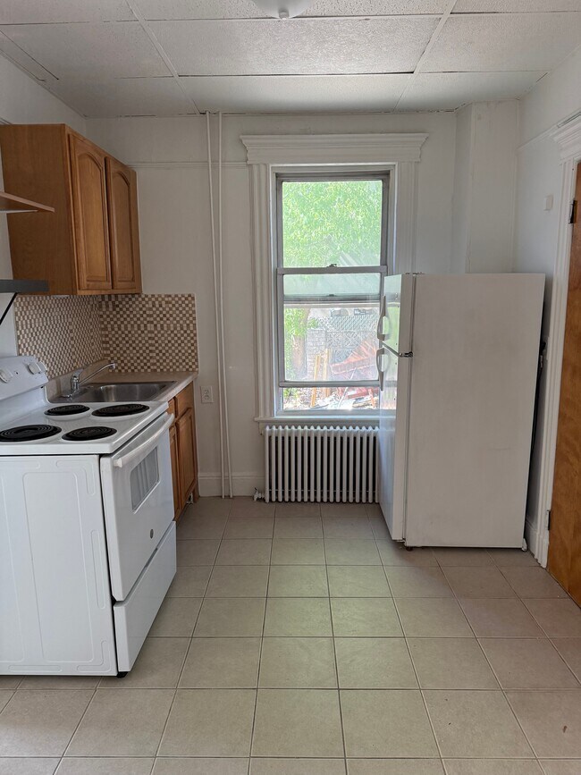 Building Photo - 1650 John St