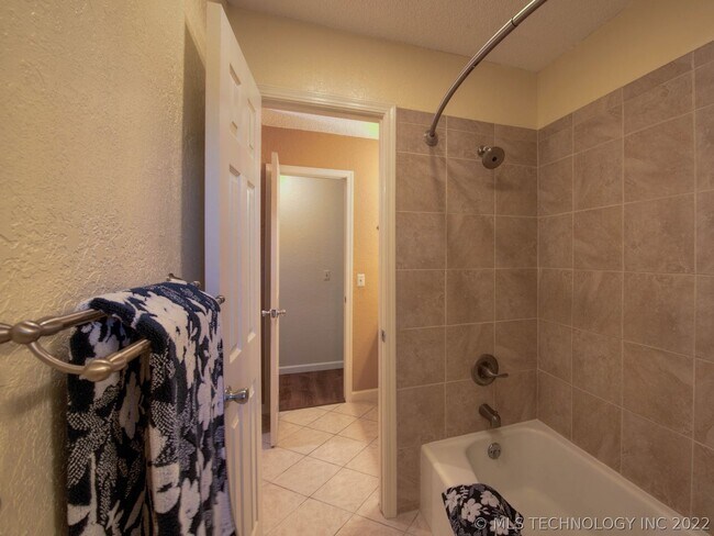 Building Photo - 3021 S Ash Ave