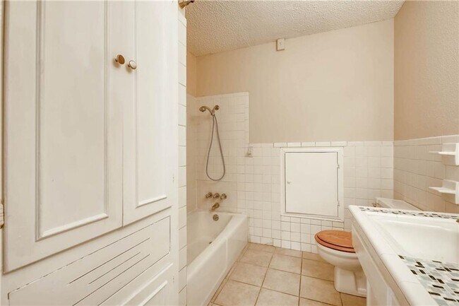 Building Photo - Central Austin Private Lifestyle!